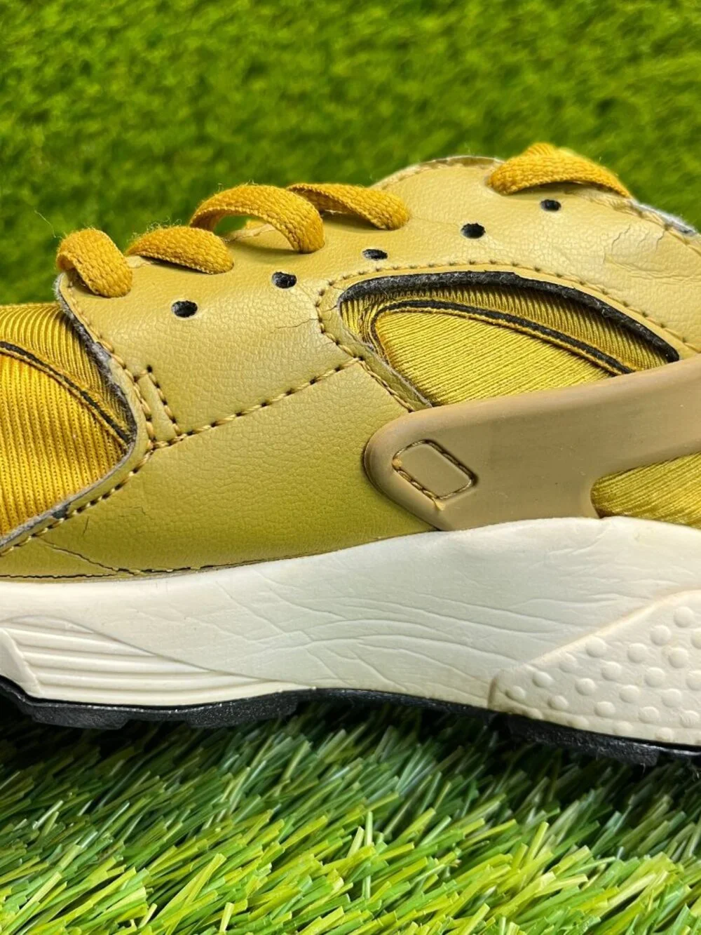 Nike Air Huarache Run Bronzine Womens Size 6 Gold White‎ Running Shoes Sneakers